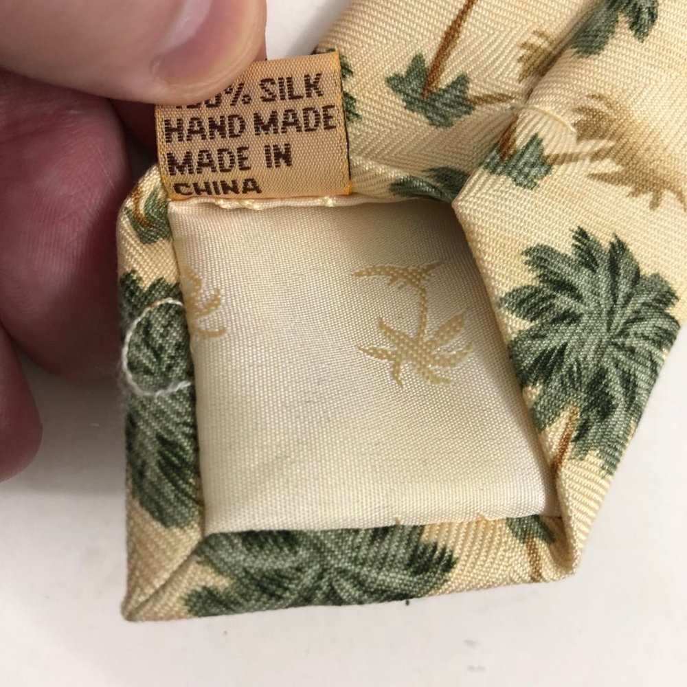 Tommy Bahama Mens Necktie 100% Silk Palm Trees Print Green Cream 4.25"x60" - Picture 7 of 7